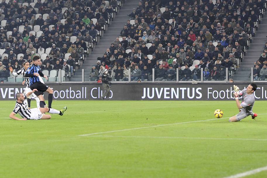 Prima grande occasione della partita per Baselli: Buffon gli nega il gol. LaPresse